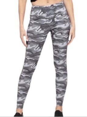 SHE AND SKY camo ribbed knit leggings M